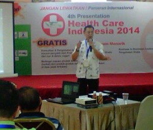 空間醫學印尼傳人Hilman在印尼保健2014的國際活動中向來賓介紹大道至簡的療法